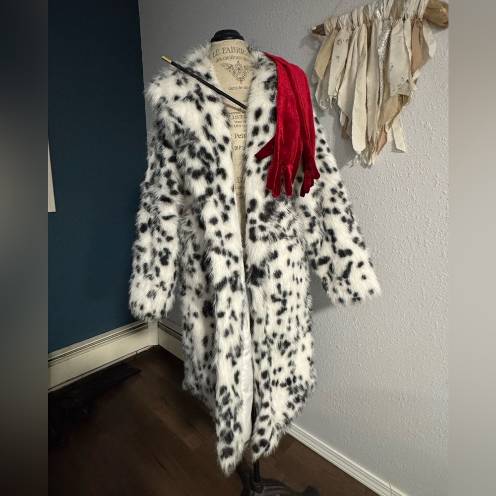 Cruella de Vil coat gloves and cig holder (costume bundle)